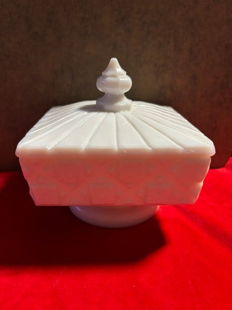 Vintage Westmoreland White Milk Glass Old Quilt Footed Candy Dish w/ Lid: atternQuiltedAntiqueNoShapeSquareColorWhiteMaterialGlassVintageYesBrandWestmoreland Glass CompanyTypeCandy DishOriginal/Licensed ReproductionOriginalModelQuiltProduction StyleElegant GlassHandmadeNo