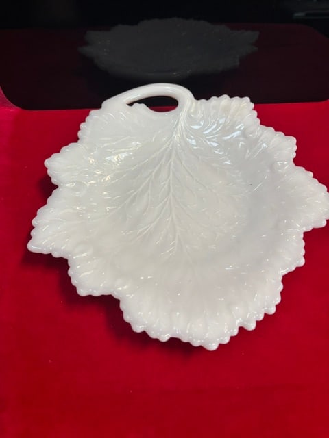 Vintage Fenton Embossed Milk Glass Leaf Dish: This is a vintage Fenton art glass leaf-shaped plate made of white milk glass.It features an embossed leaf pattern with a convenient finger handle, commonly used as a candy dish, relish tray, or