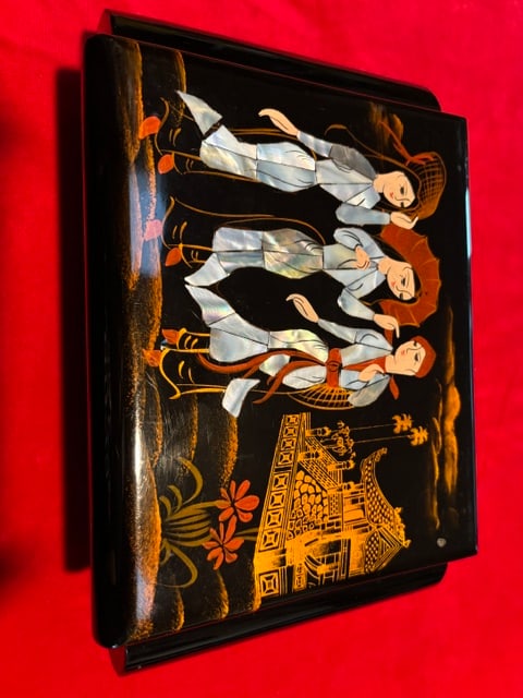 VTG Vietnam Large Black Lacquered Box Shell Inlay hand-painted Jewelry Trinket Box: This vintage jewelry box is a black lacquered wooden trinket box featuring intricate hand-painted designs and mother-of-pearl inlay of three figures in traditional attire.The decorative lid depicts Vi