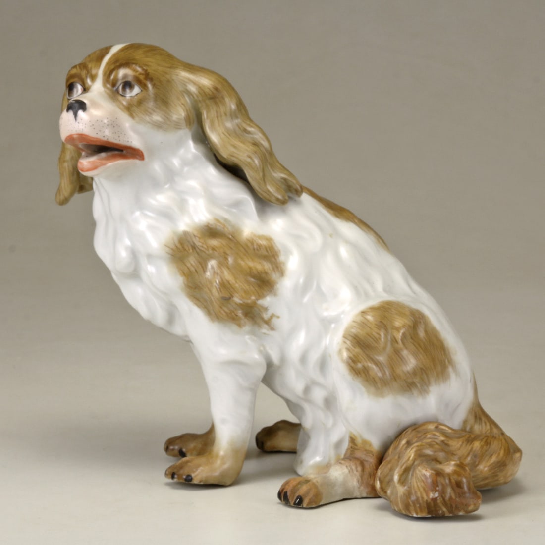 A 2OTH CENTURY MEISSEN PORCELAIN MODEL OF A SITTING DOG (1 of 9)