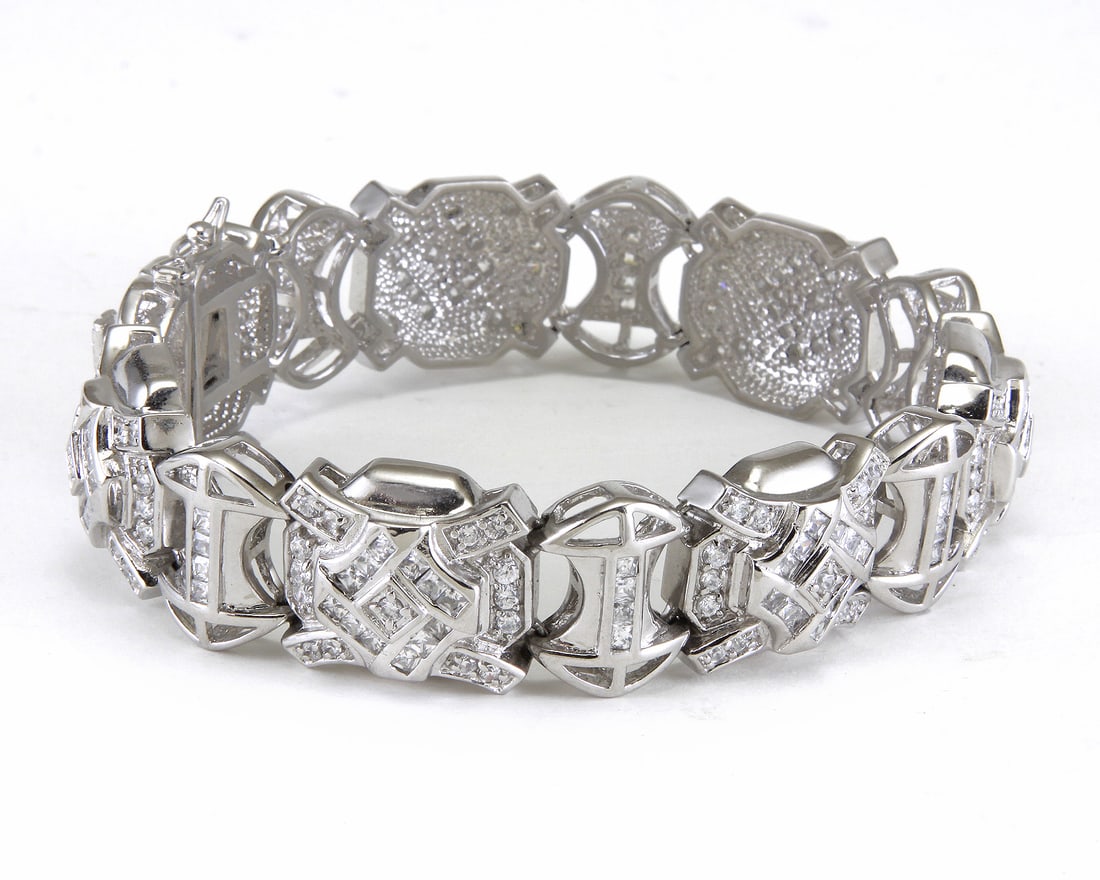 Estate 925 Sterling Silver Men's Bracelet Heavy & Wide: Metal Type: 925 Sterling Silver Total Item Weight approx: 72.7 Grams Width is approx: 18mm Length Measures approx: 8.75" 1. Gemstone: CZ (cubic zirconium) Stone Shape: Round & Princess cut Setting