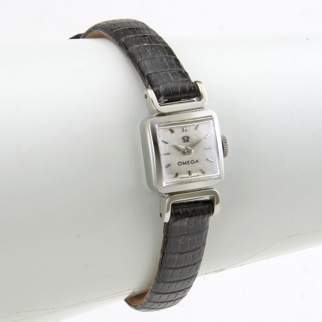 18kt. White Gold Omega 10516-2 Manual Wind Ladies Swiss 17J – Caliber 483 Watch: Brand: Omega Ref: 10516-2 Model: Manual Wind Movement number: 17693404 Gender: Ladies Movement: Swiss 17J – Caliber 483 Crystal Type: Acrylic Case Material: 18kt. White Gold B