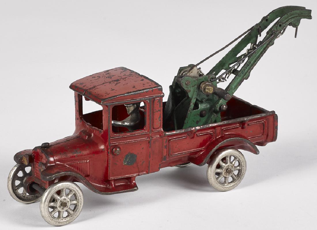 Arcade cast iron Model T Weaver wrecker truck (1 of 2)