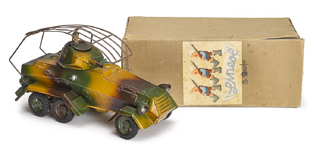 Lineol camouflage painted tin clockwork car (1 of 3)