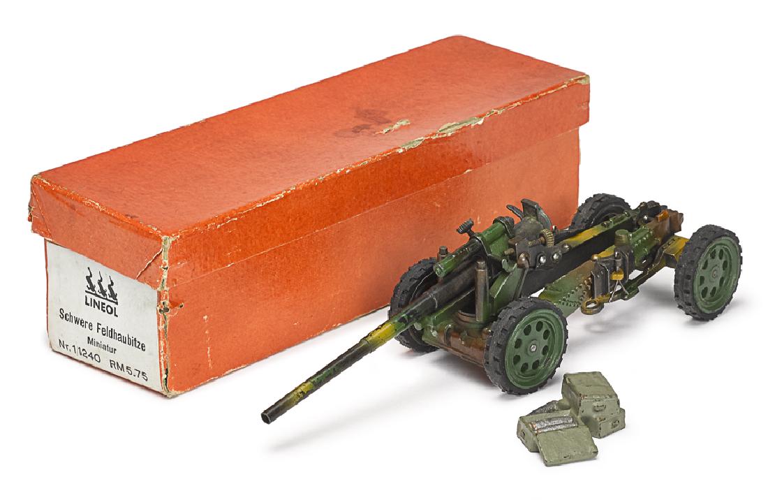 Lineol camouflage painted cast metal field gun: Lineol camouflage painted cast metal field gun, with the original box, 7'' l.