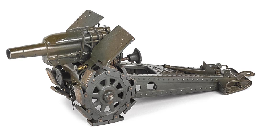 Lineol painted tin Howitzer cannon: Lineol painted tin howitzer cannon, with metal radgurteln treads, 11 1/2'' l.