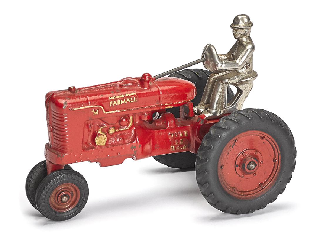 Arcade cast McCormick Deering Farmall farm tracto (1 of 2)
