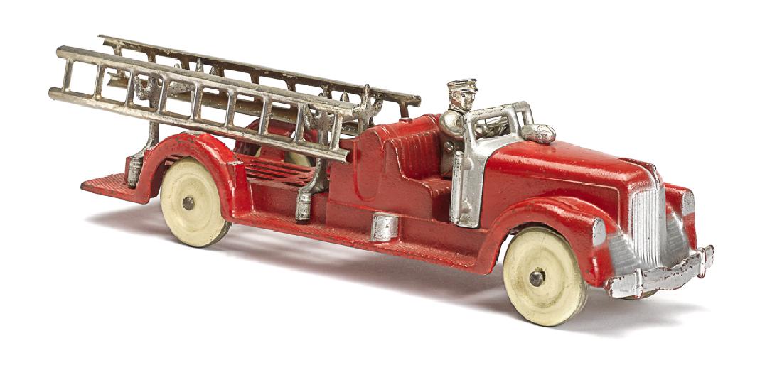 Scarce Hubley cast iron fire ladder truck (1 of 2)