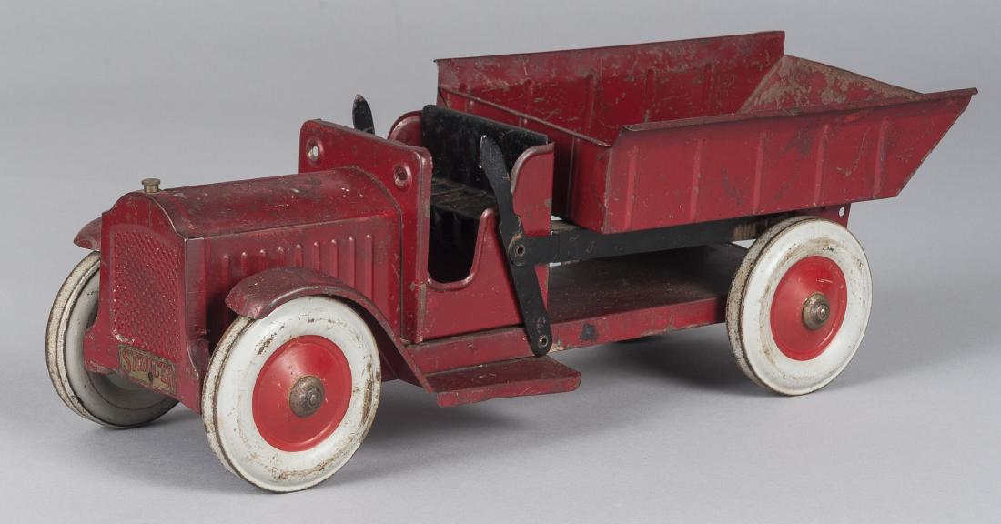 Structo pressed steel dump truck: Structo pressed steel dump truck, 17 3/4'' l.
