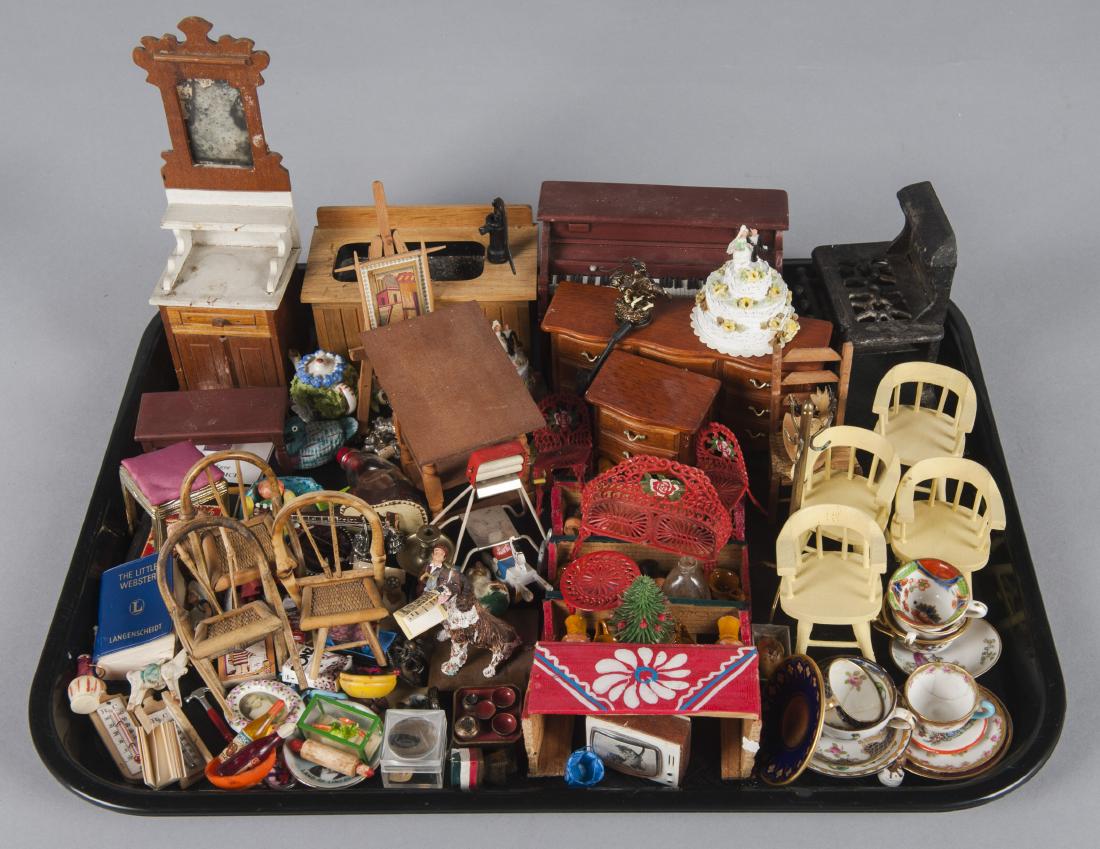 Group of dollhouse miniatures (1 of 1)