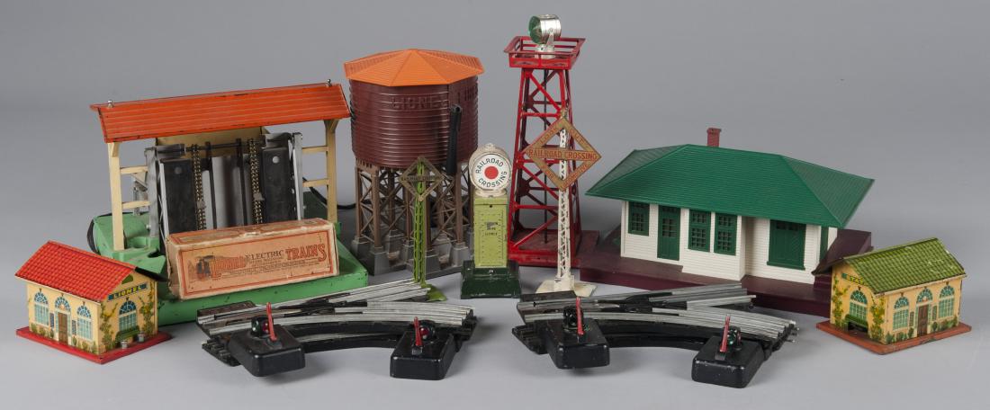 Group of Lionel train accessories (1 of 1)