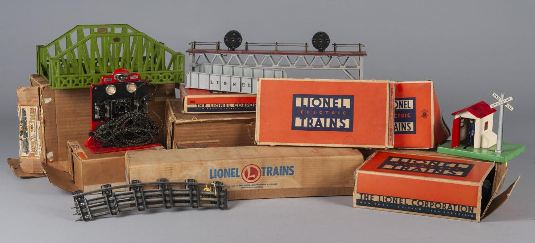 Group of Lionel train accessories (1 of 1)