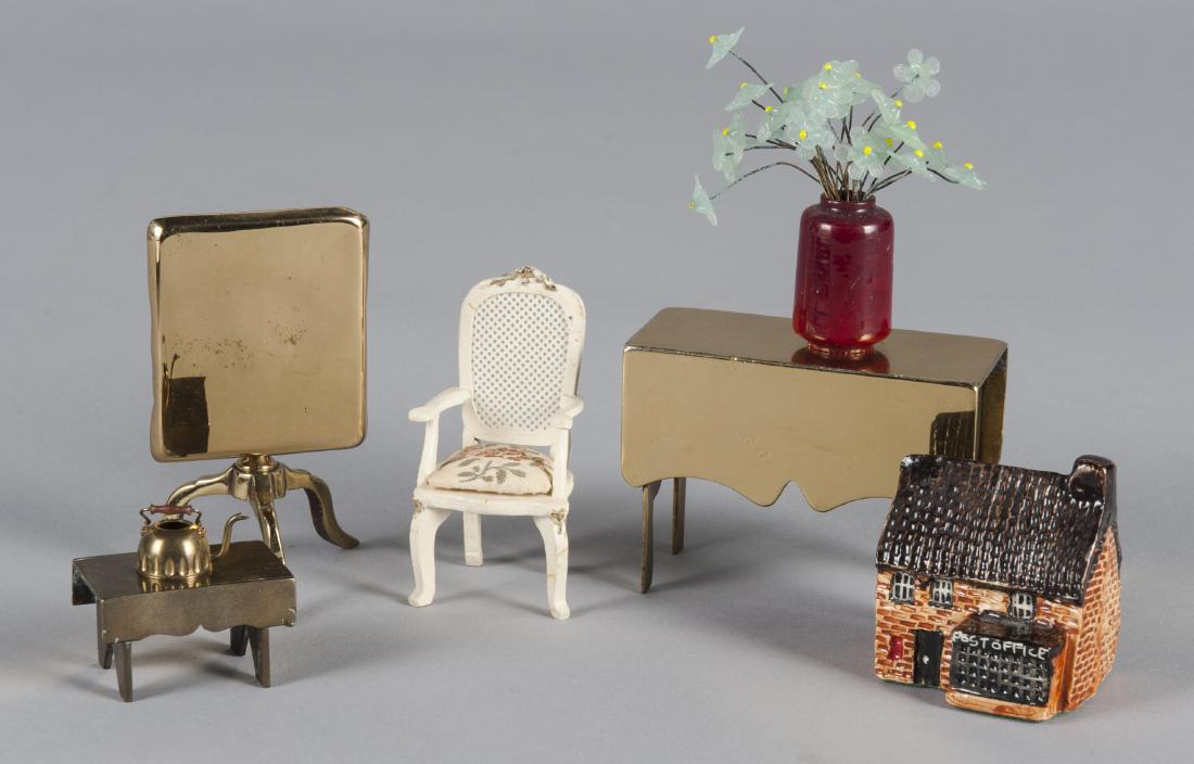Group of dollhouse miniatures (1 of 1)