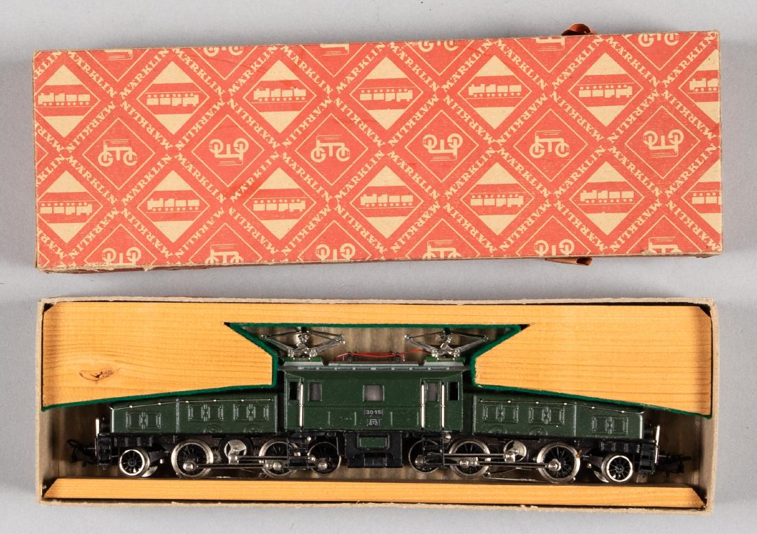 Marklin green crocodile #3015 train locomotive: Marklin green crocodile #3015 train locomotive, HO gauge, in the original box, with felt lined wood covered enclosure insert, 12'' l.