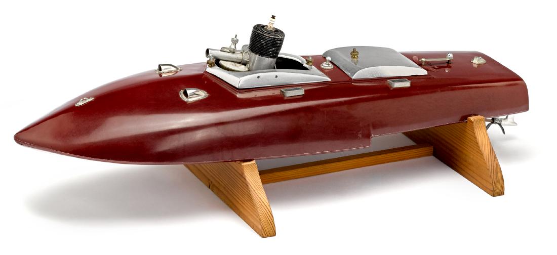 Gas powered tether hydroplane speedboat model: Reuhl gas powered tether hydroplane speedboat model, with Dennymite 60 engine and Bakelite hull, 26'' l.