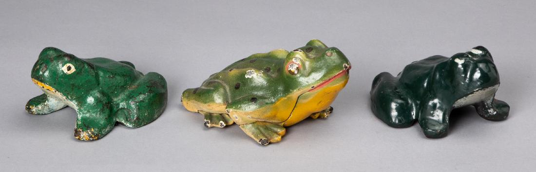 Three cast iron frog doorstops: Three cast iron frog doorstops, largest - 6 1/2'' l.