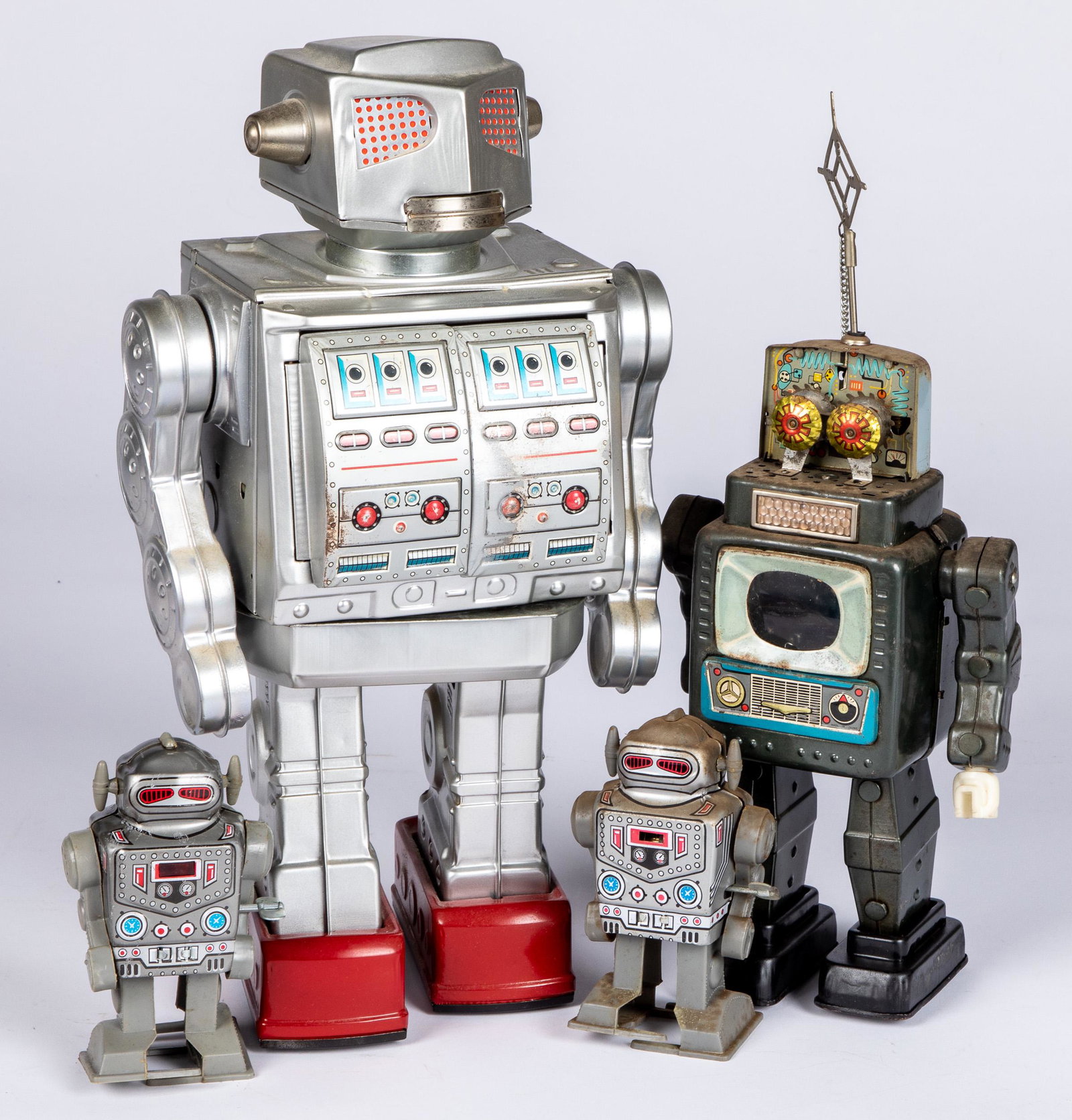Two Japanese tin battery operated robots, etc.: Two Japanese tin battery operated robots, tallest - 16'', together with two Korean wind-ups.