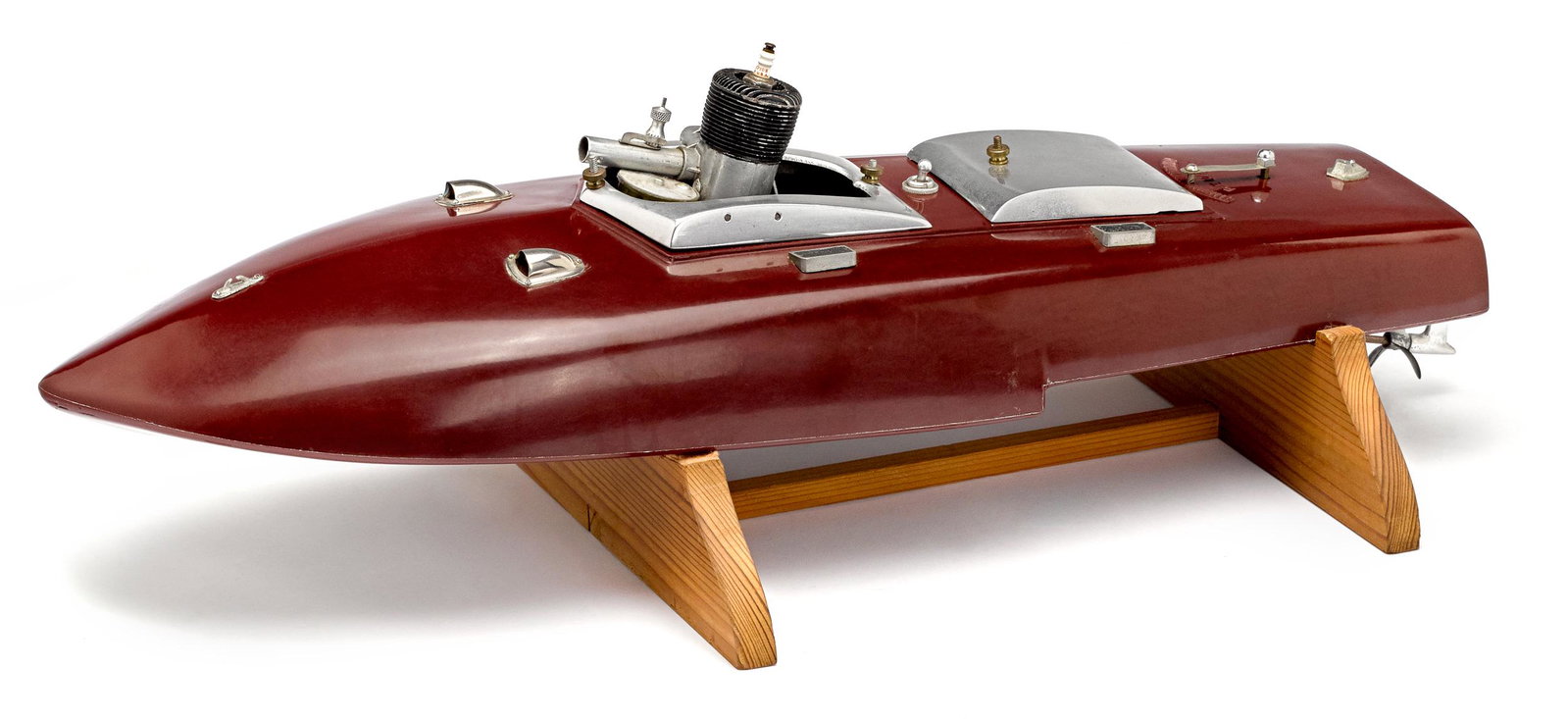Reuhl gas powered hydroplane speedboat model: Reuhl gas powered tether hydroplane speedboat model, with Dennymite 60 engine and Bakelite hull, 26'' l.