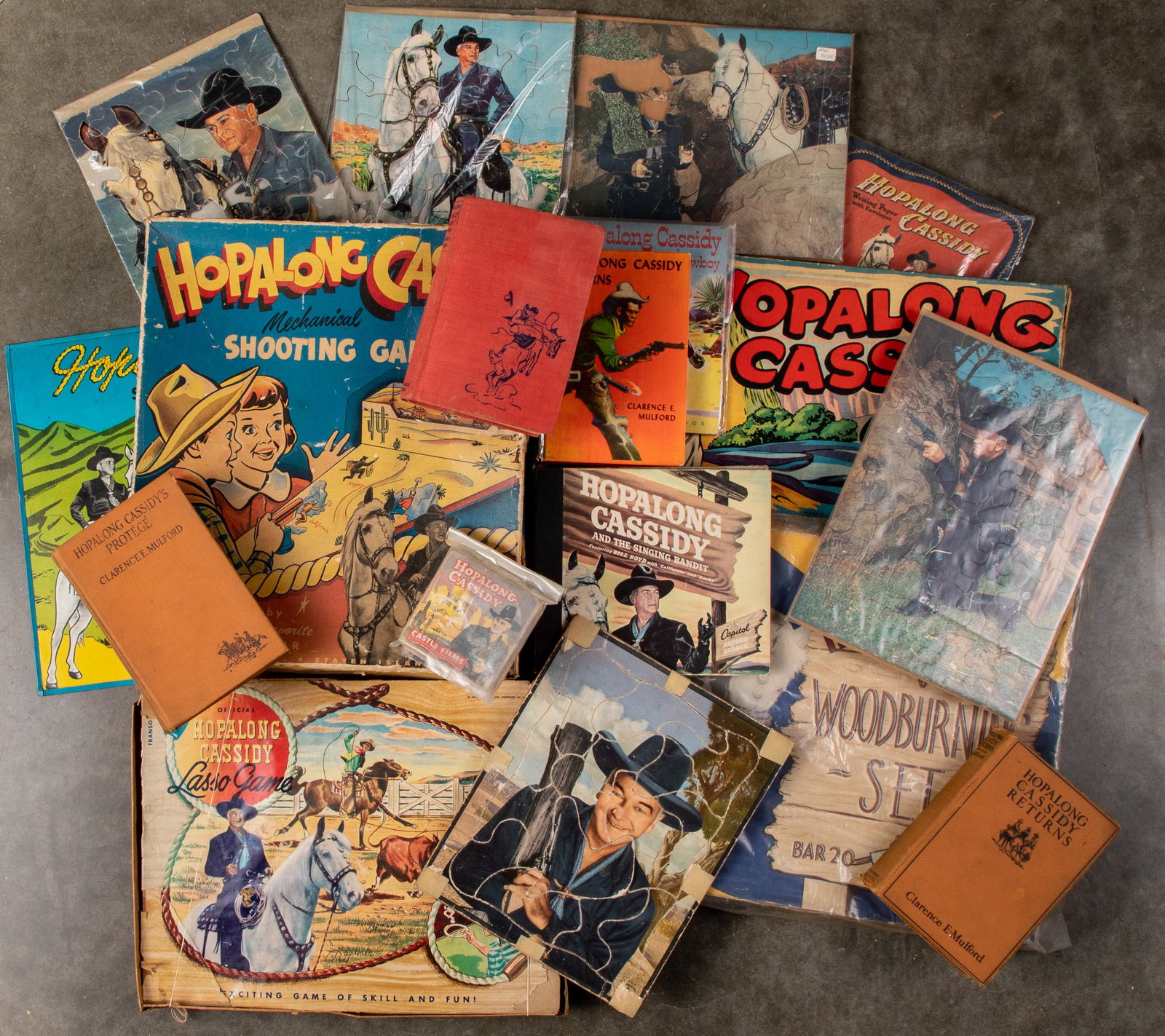 Large group of Hopilong Cassidy items: Large group of Hopilong Cassidy items, to include shooting gallery, woodburning set, books, puzzles, etc.