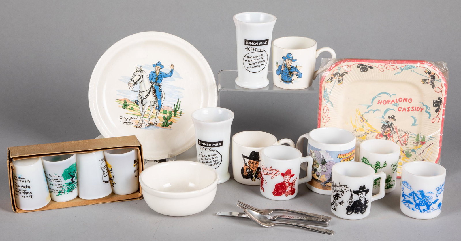 Large group of Hopilong Cassidy items: Large group of Hopilong Cassidy items, to include cups, bowls, pinbacks, badges, bank, binoculars, etc.