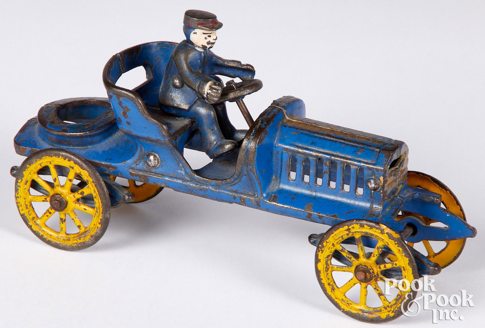 Early Hubley cast iron automobile (1 of 2)