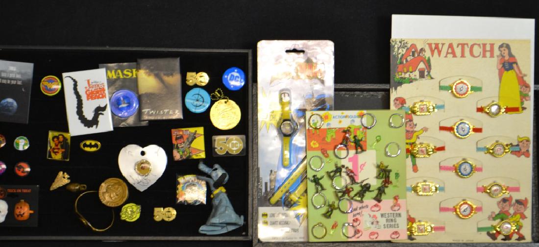 Large Collection of Promotions and Premiums: Large collection of promotions and premiums items including a rare 1970s Simon Bar plastic vending machine ring, Simon Bar is holding a test tube with COA; Movie Pins, Halloween rings, batman pin, Mic