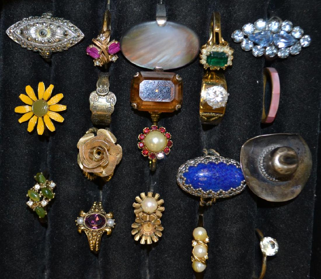 19 Rings some Sterling: Including colored glass rings, a cowboy hat ring, floral rings and more.