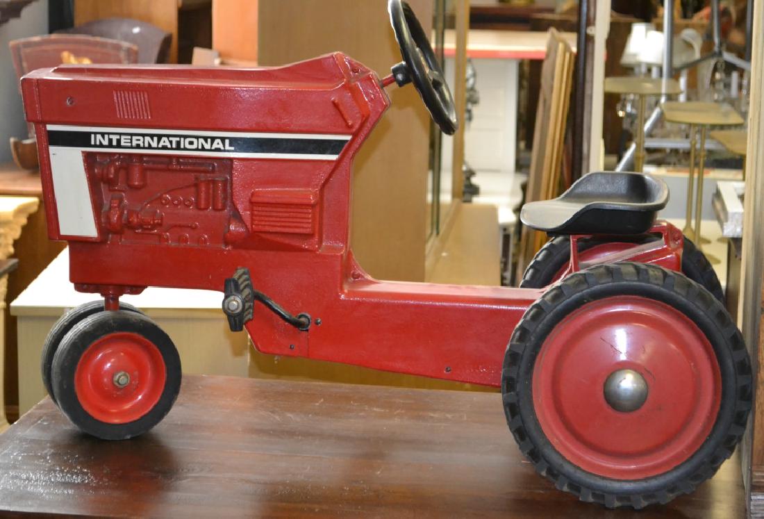 Ertl International Pedal Tractor (1 of 2)