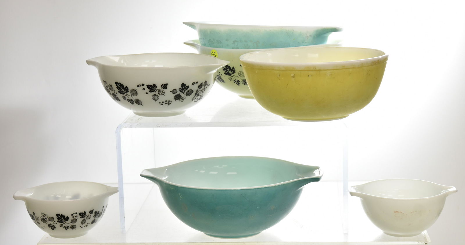 Grouping of Vintage Pyrex Bowls (1 of 2)
