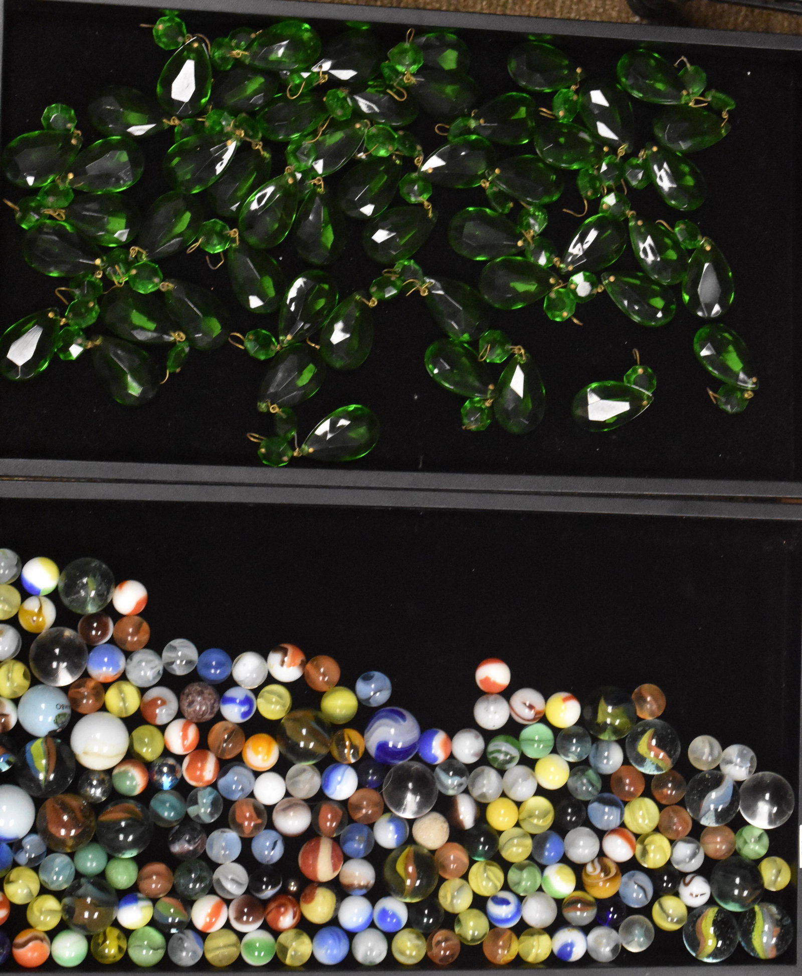 Vintage Marbles and Crystals: Including approx. sixty vintage marbles - some are knucklers and a selection of green hanging crystals.