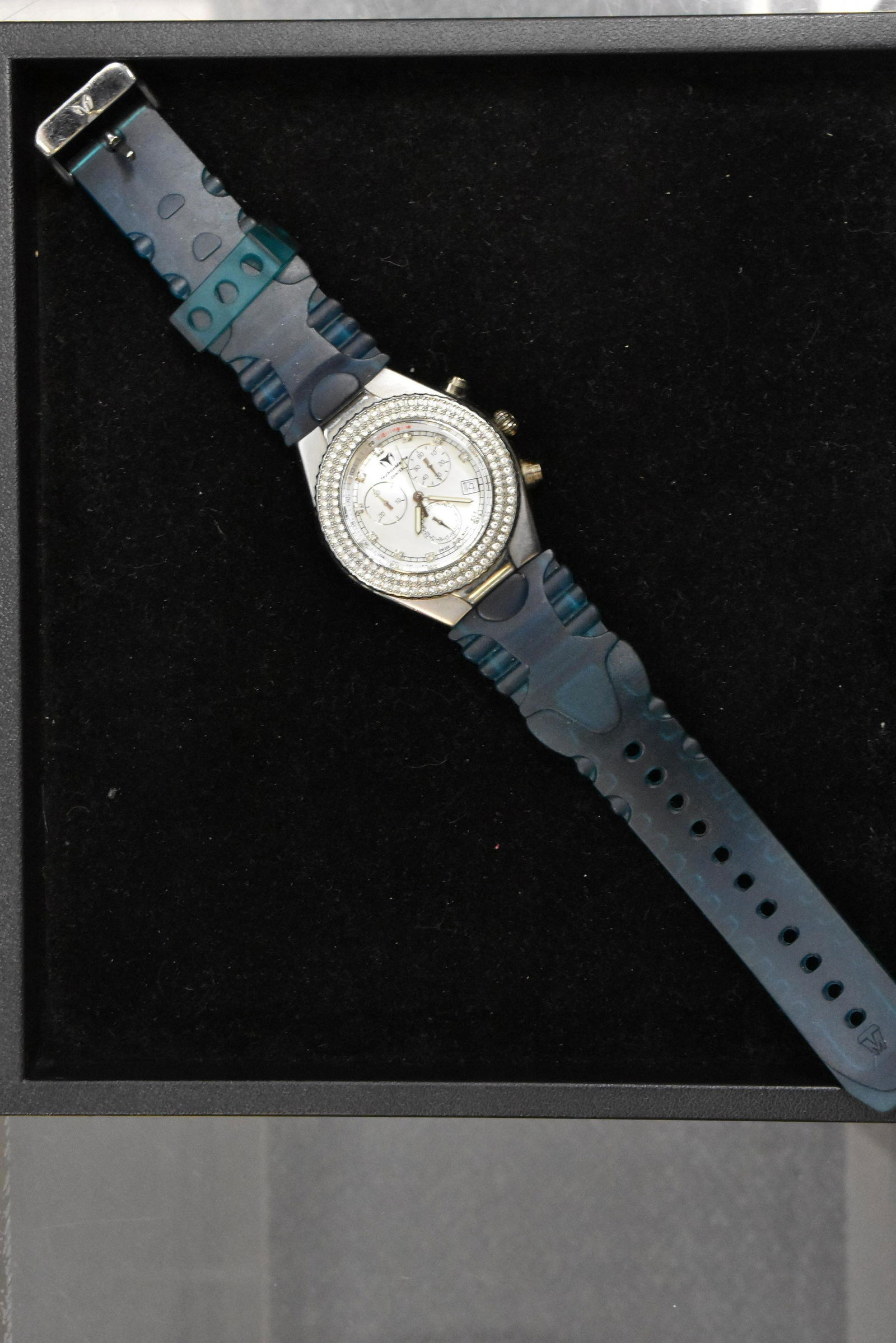 Technomarine Men's Diver's Watch: Watch is water resistant to 100 meters and has three chronometers with date