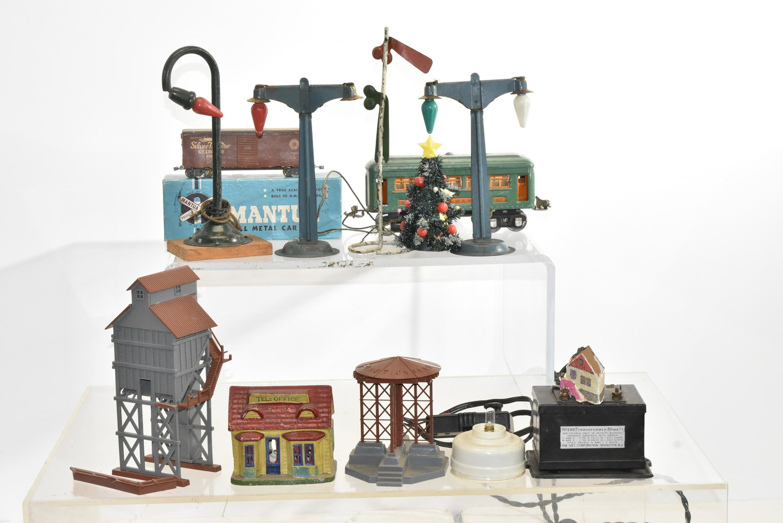 Mixed O Gauge Train Items: A pre war Lionel Pullman car, three metal street lamps, a composite building and plastic train items.