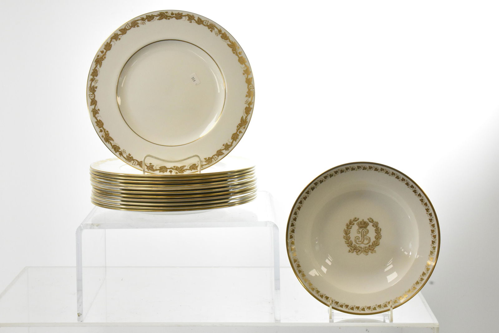 Set of Twelve Wedgwood "Whitehall" Dinner Plates (1 of 5)