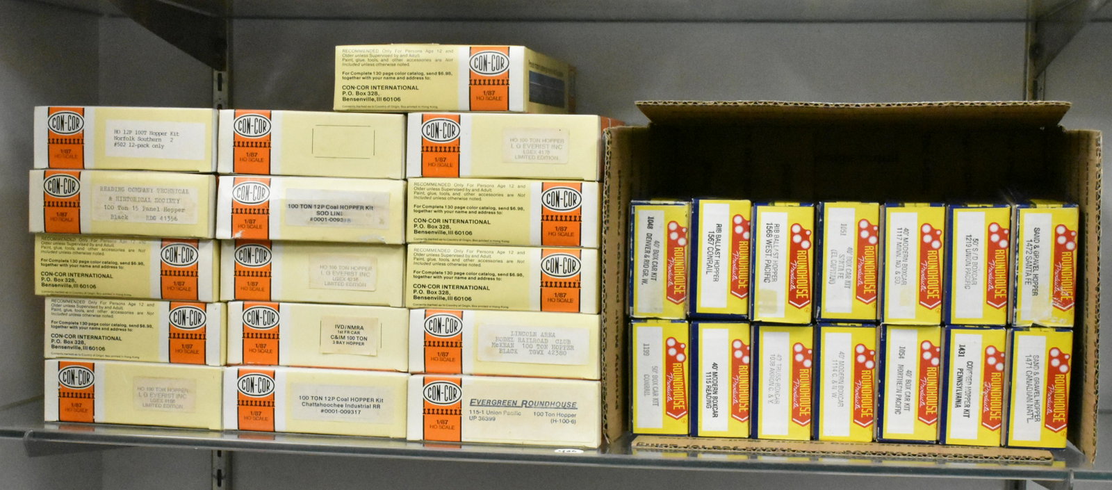 30 Con-Cor & Roundhouse Model Train Kits: Mostly HO boxcar kits in original boxes. As seen in photo. Brands include Con-cor & Roundhouse.