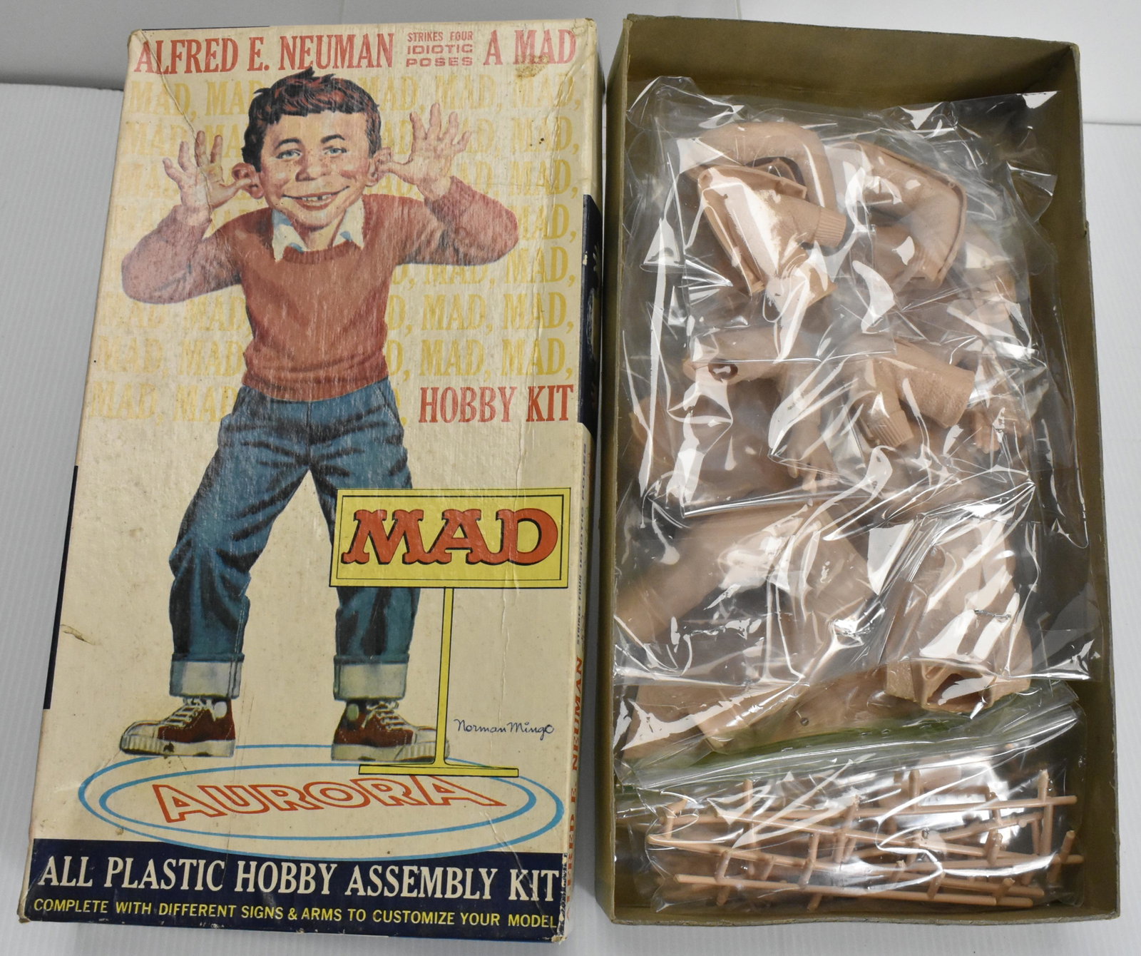 Aurora Mad's Alfred E. Newman unassembled model: Full body of Alfred E. Newman plastic hobby assembly kit, 1965, kit #802-149, in original box fair condition