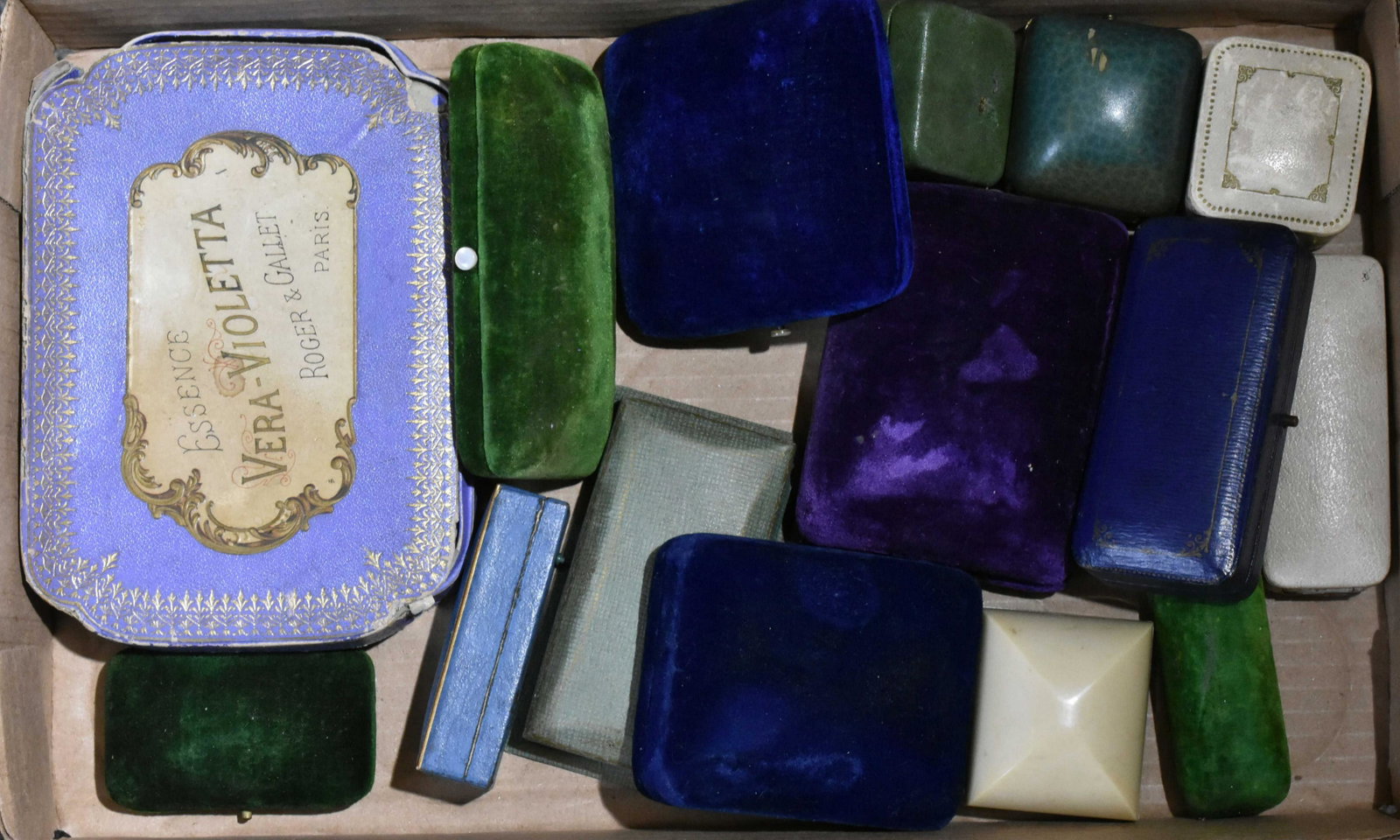 15 Vintage Jewelry Boxes: Including leather and velvet boxes in blue and green, diamond ring boxes, a Vera/Violletta box as is and others.