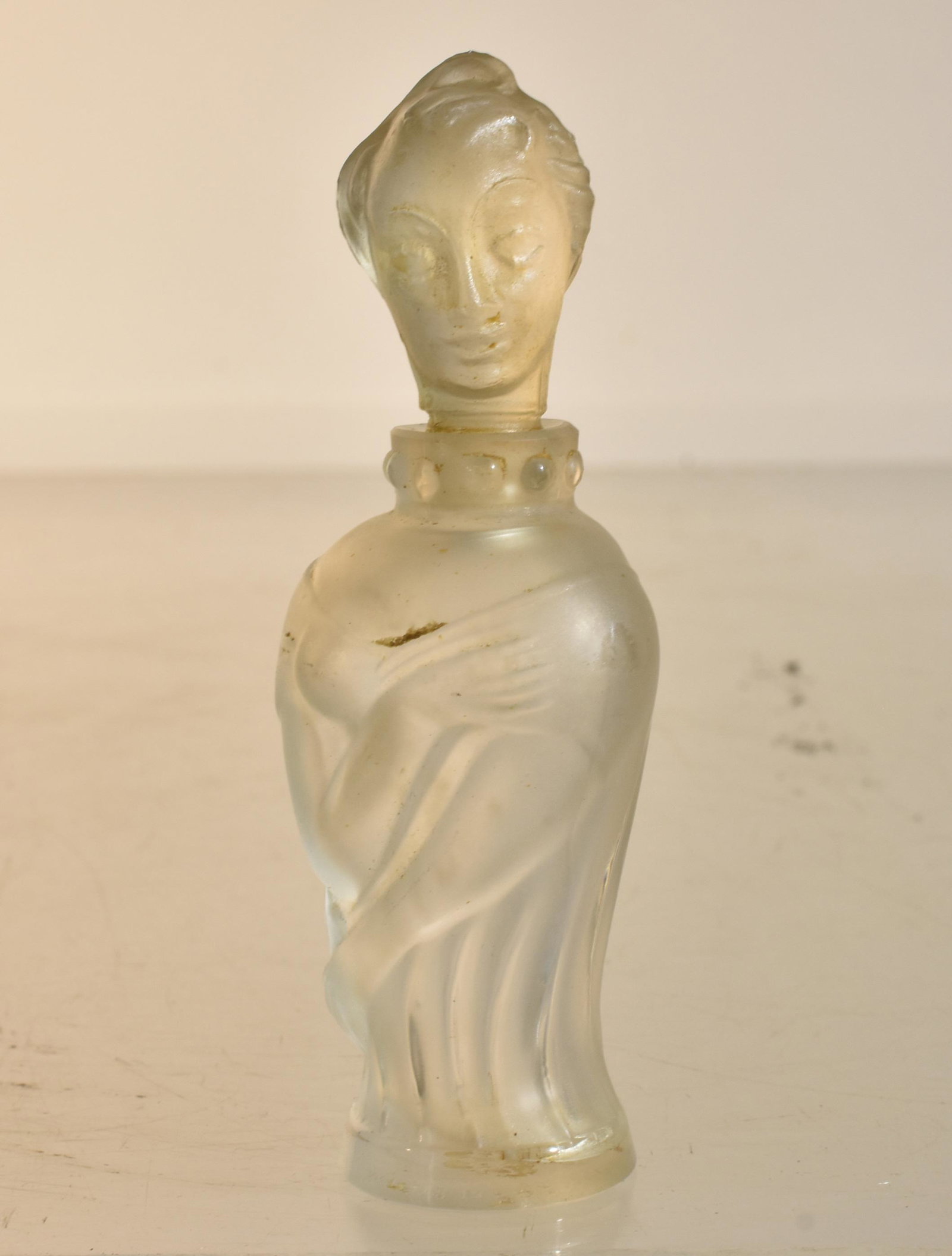 Memoire Cherie Elizabeth Arden Perfume Bottle: Item measures approximately. 3.75"H. It has original paper label on bottom, and it is free of chips and cracks.