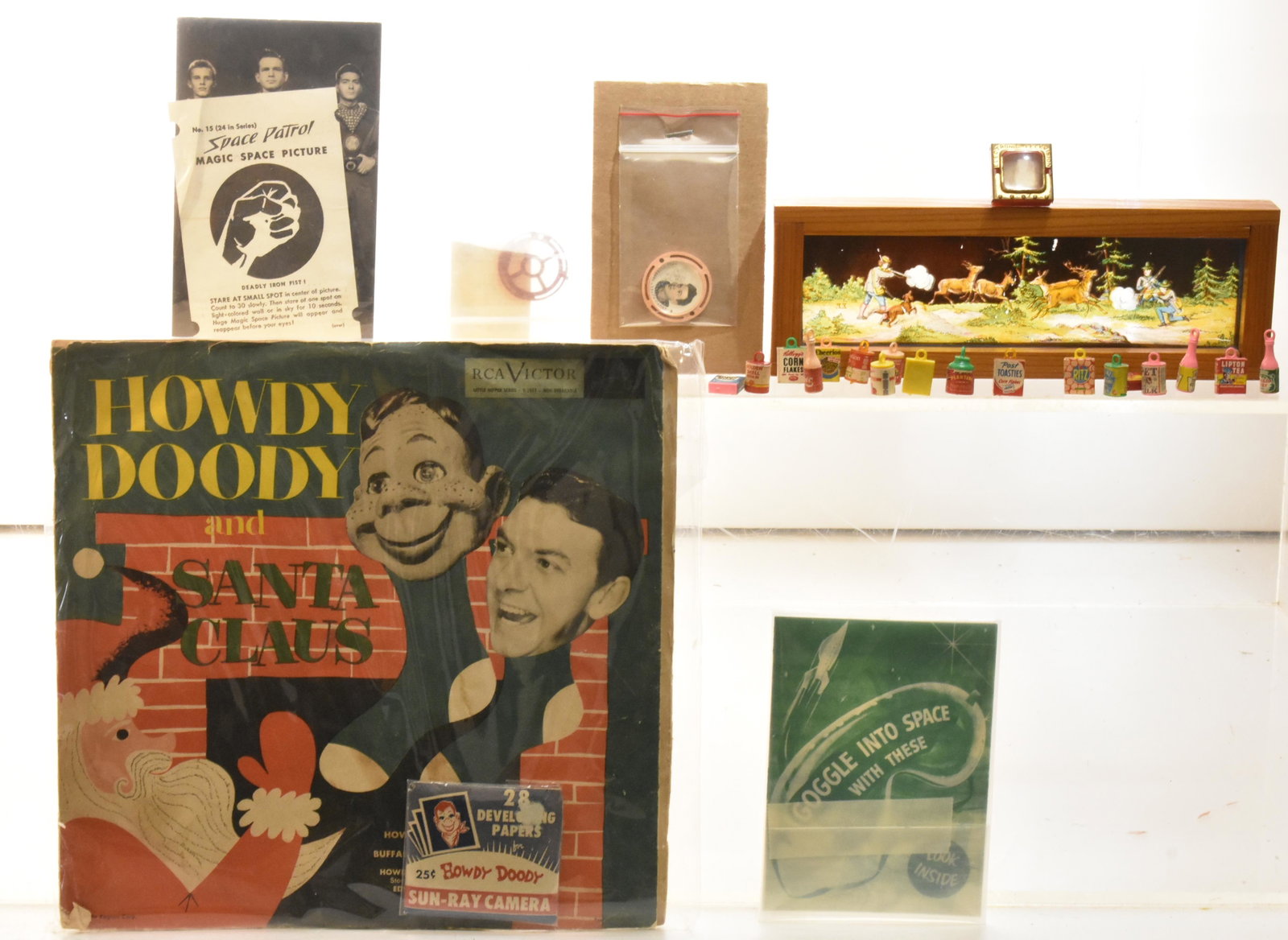 Premiums and Howdy Doody Items: Lot includes a TV photo ring, a space cadet premium, supermarket premiums, and a Howdy Doody and Santa Claus gift set.