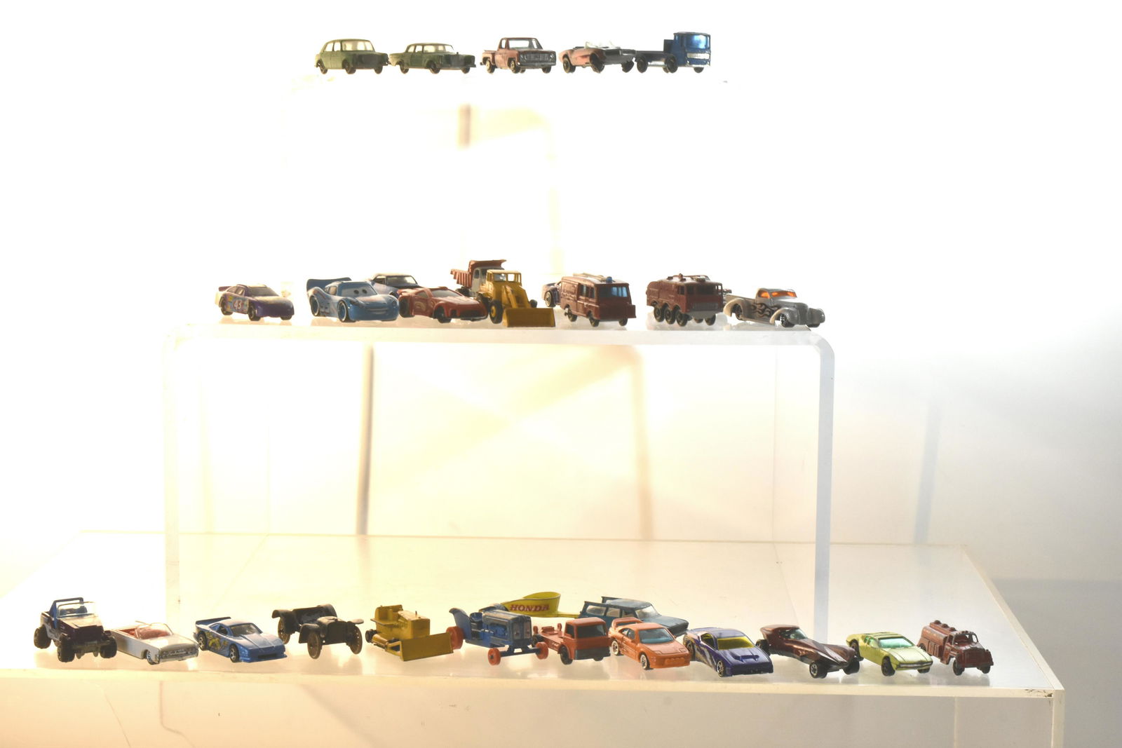 Lesney Matchbox and Other Toy Vehicles: Lot includes a selection of Lesney Hot Wheels, and Tootsietoy toy vehicles.