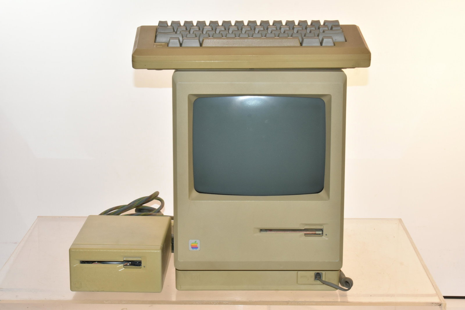 Vintage Apple Mac Computer with Mouse: Lot includes monitor, keyboard, cord, mouse, and disc caddy. Item is Model No. M0001W