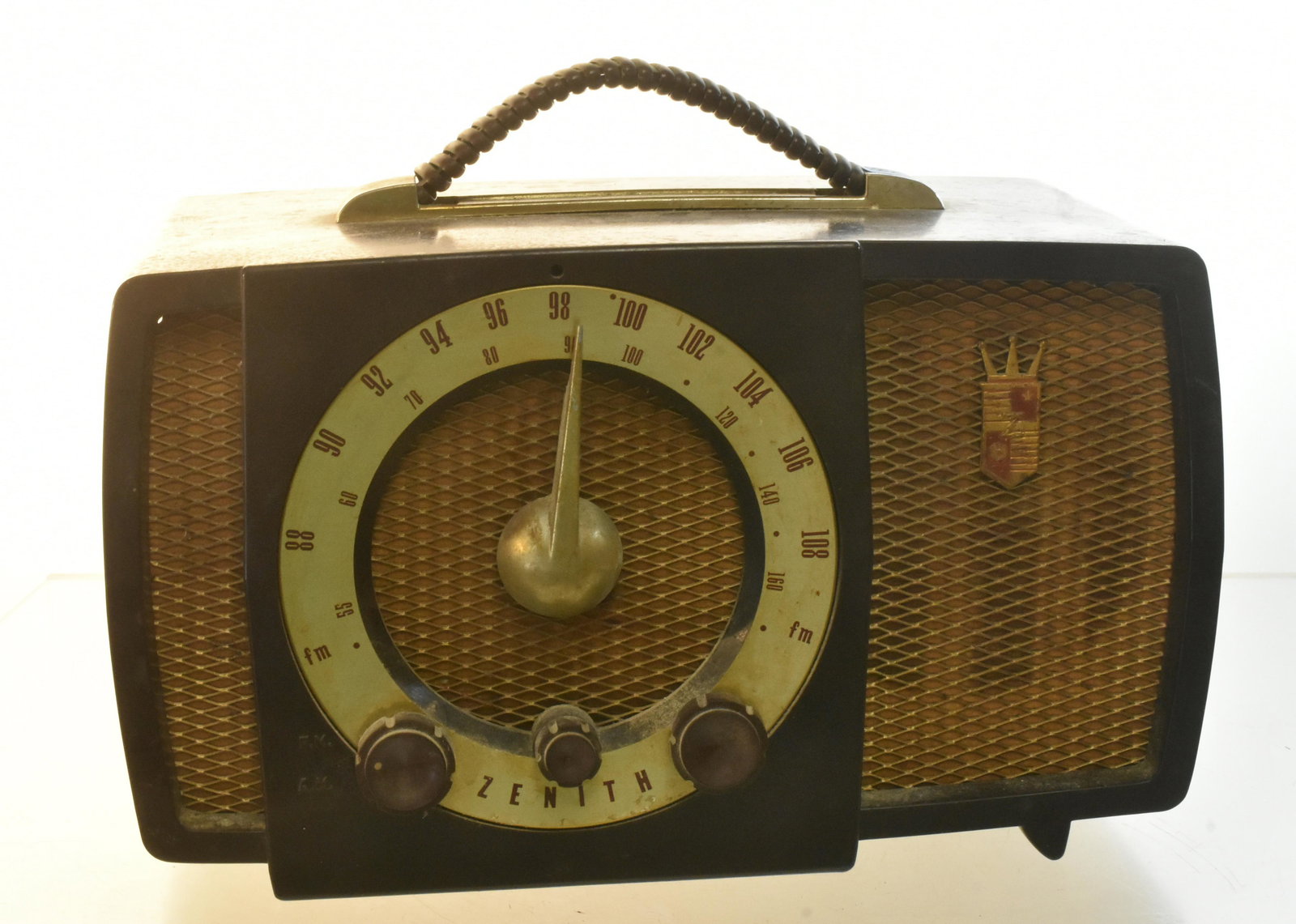 Vintage Zenith Catalin Radio: Item is a Zenith Armstrong Radio with tube interior, and appears to be complete. Auction company does not test electronics.