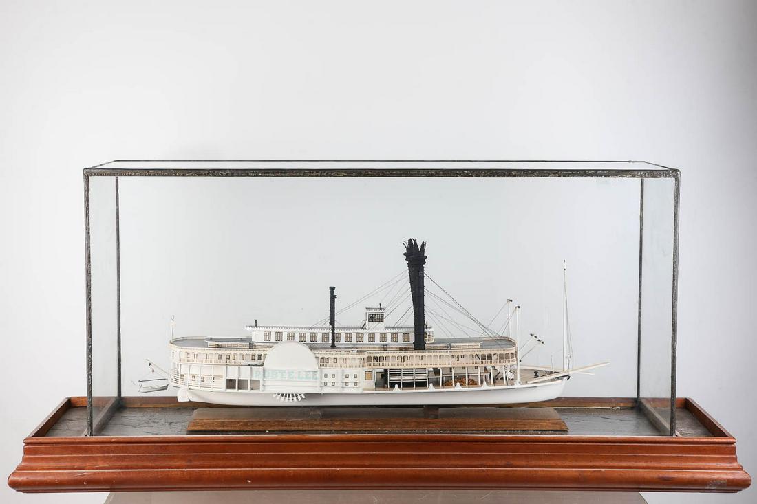 Southern Paddle Boat Model Ship in Case (1 of 15)