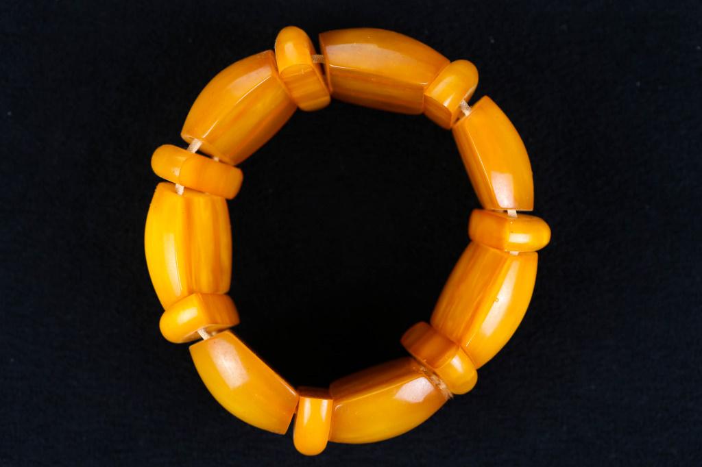 Vintage Butterscotch Bakelite Bracelet: Original butterscotch Bakelite bracelet with round and disk design.