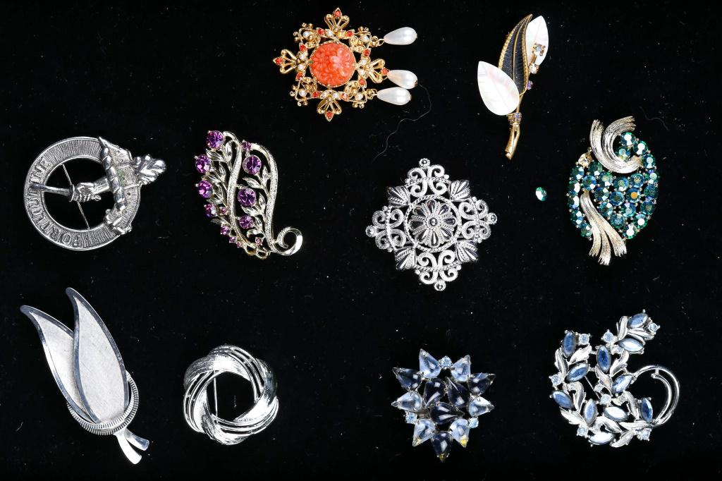Vintage Signed Estate Brooches: includes two signed Lisner, an orange brooch signed Florenza, a silver tone Trifari, and various other brooches,