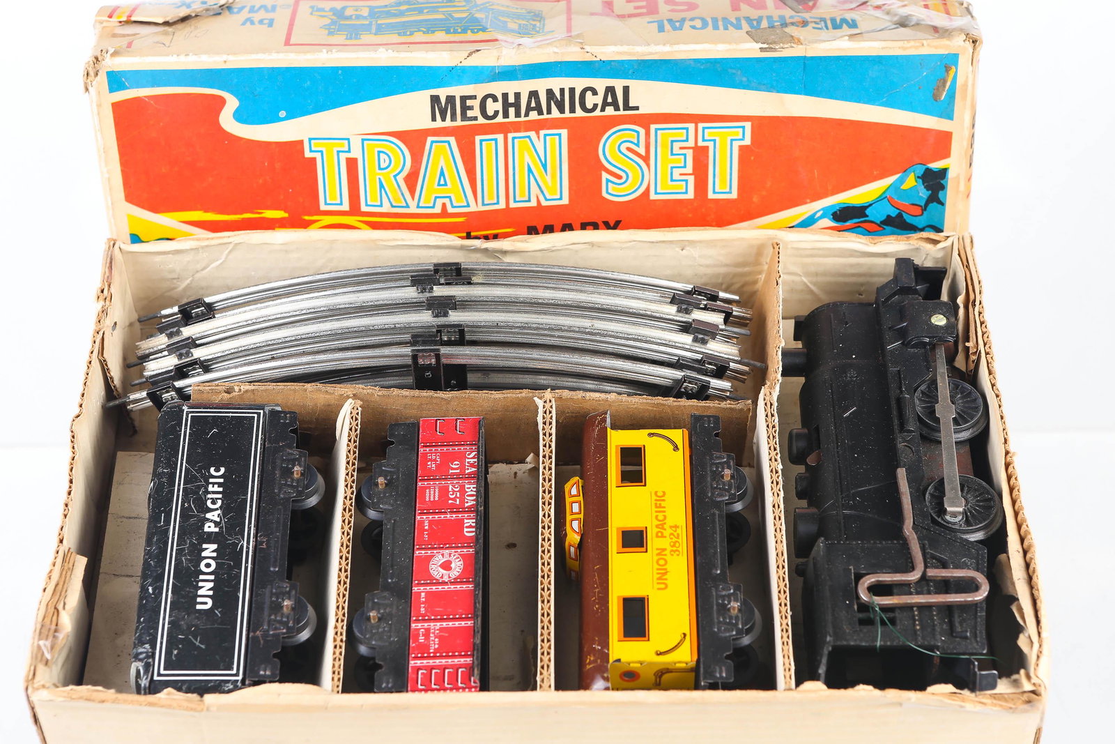 Tin Litho Marx Mechanical Train Set: Toy train set 526 with original box (in worn condition), includes engine with plastic body, wind-up key, 2 tin litho cars, and tin litho caboose. Also includes 8 pieces of track. Scratching throughout