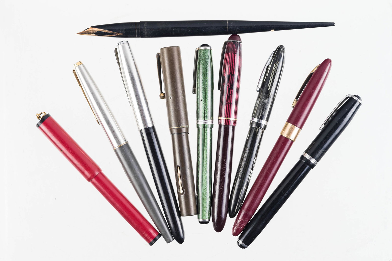 Vintage Fountain Pens: Lot includes 10 vintage fountain pens. Some with mottled surfaces. Makers include Venus, Esterbrooks, and others. Black and red pen have 14K gold nibs