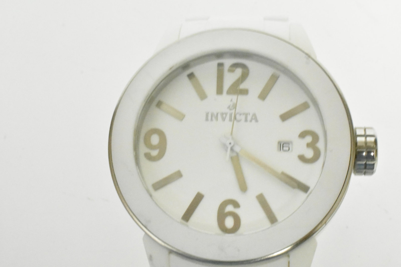 Invicta Quartz Watch Model #1188: Invicta Quartz watch, Model #1188. Watch is stainless steel ceramic, water resistant (50m). Case Size: 46mm, with a band size of Length: 229mm, Size: 22mm. Watch is a quartz white color.