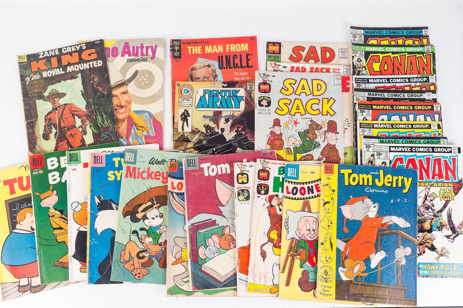 Mixed Comics: Lot includes 24 mixed comics, 10 to 35c, including Mickey Mouse, Tom & Jerry, Looney Tunes, Tweety and Silvester, Conan and others.