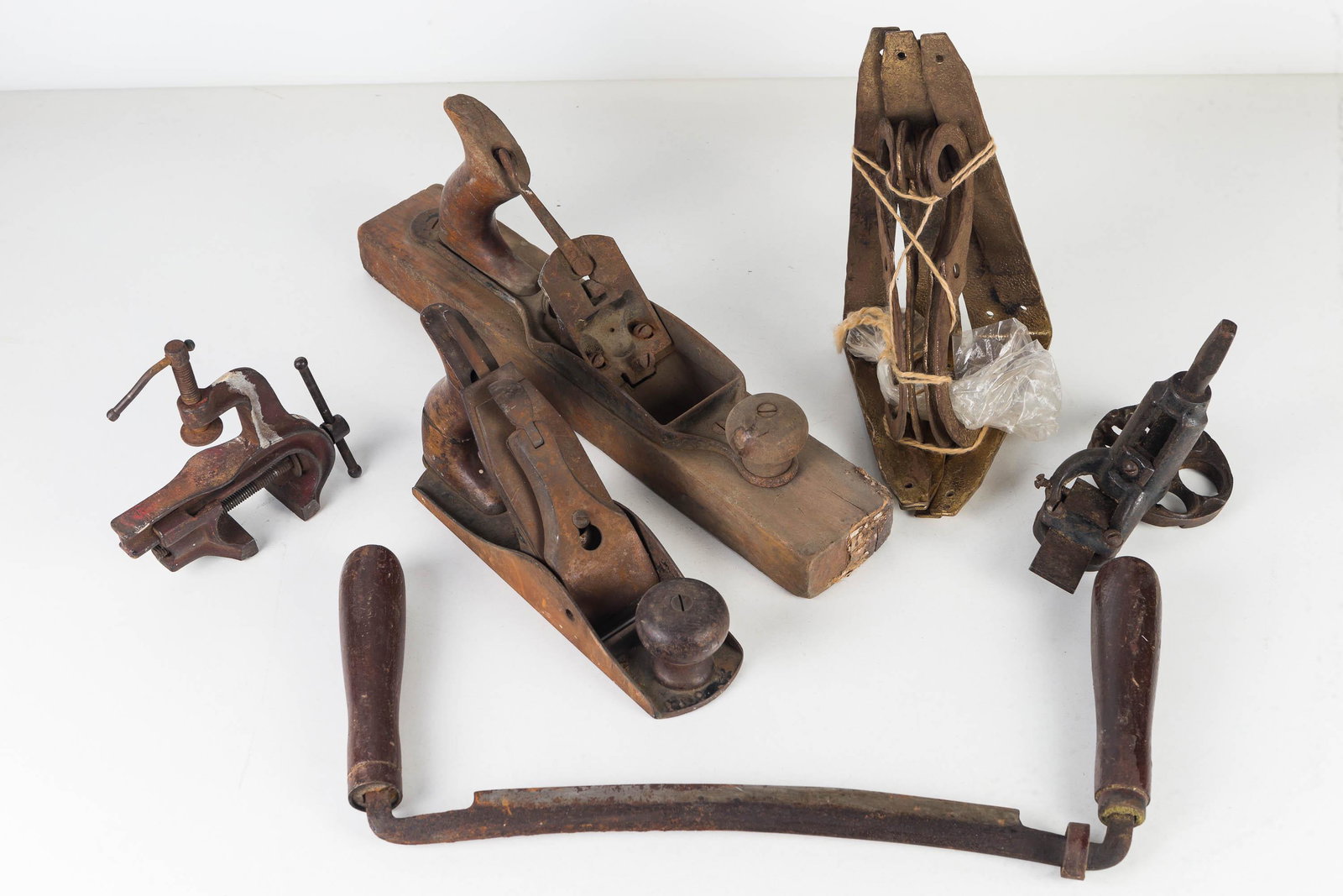 Vintage Tool Grouping: Lot includes two vintage planer (one wood and metal, the other is marked No 4 and has separation to handle), a draw knife, small vise, a dowel trimmer, and a set of shelf brackets.