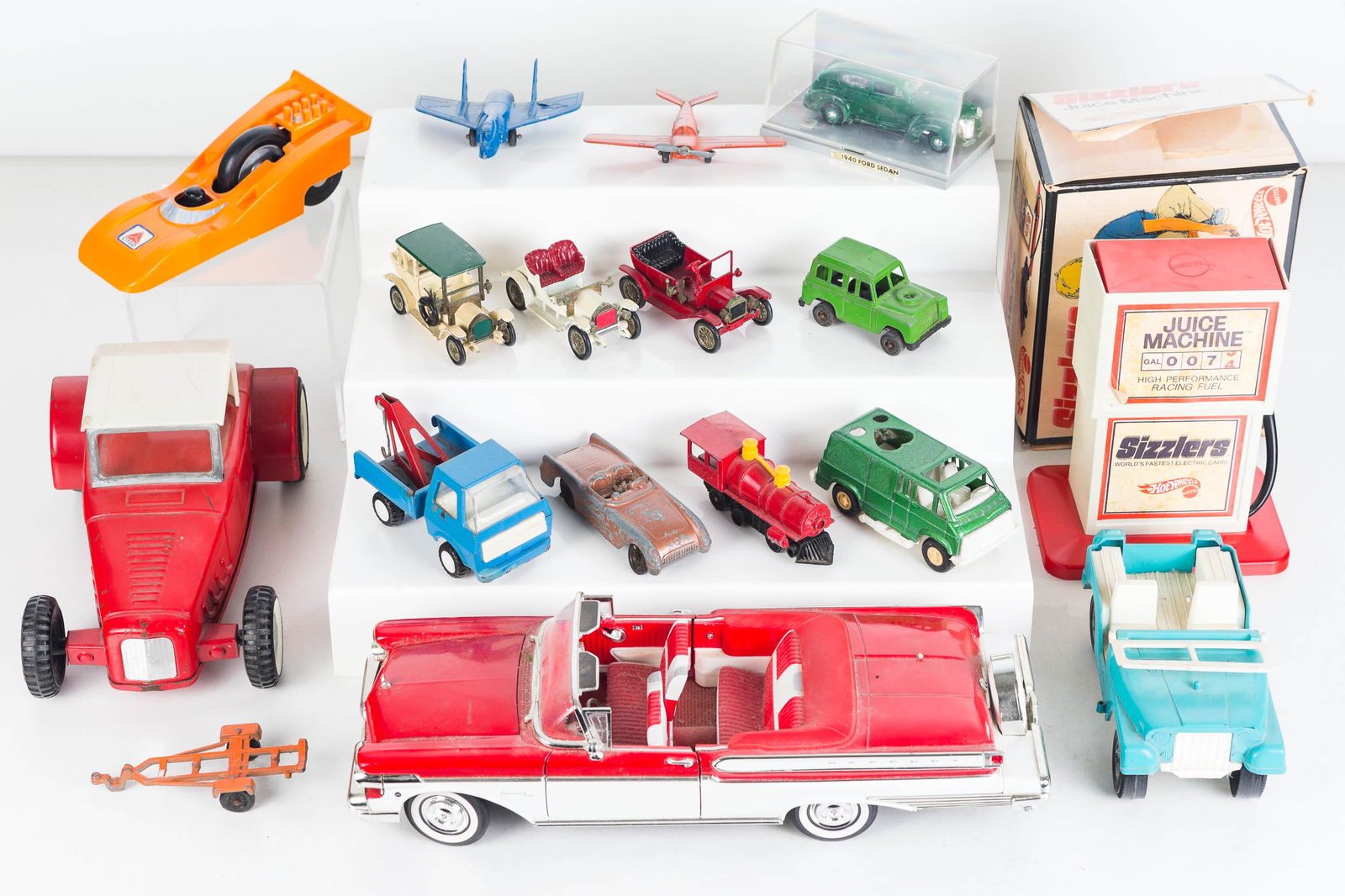 Hubley, Lesney, and Other Toy Vehicles: Lot includes a blue Hubley Jeep, various Lesney antique style vehicles, Tootsietoy airplanes, an SSP Mini with pull cord, a Sizzlers juice machine, a large scale 1957 Mercury, and other toy vehicles.
